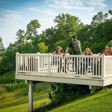 Savanna Inn & Suites エクステリア 写真