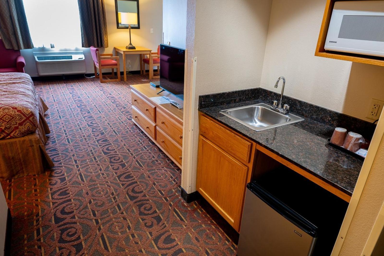 Savanna Inn & Suites エクステリア 写真