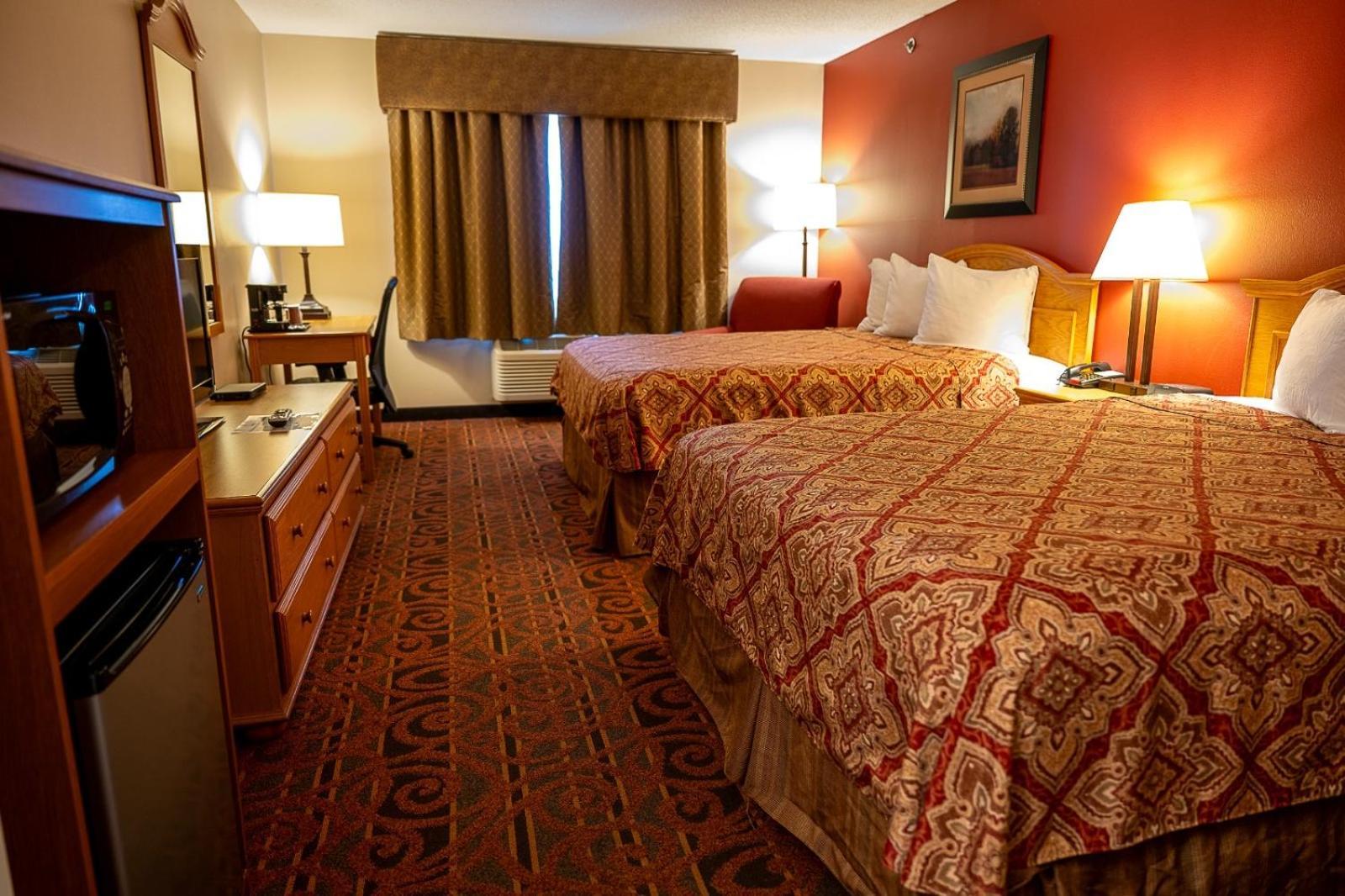 Savanna Inn & Suites エクステリア 写真