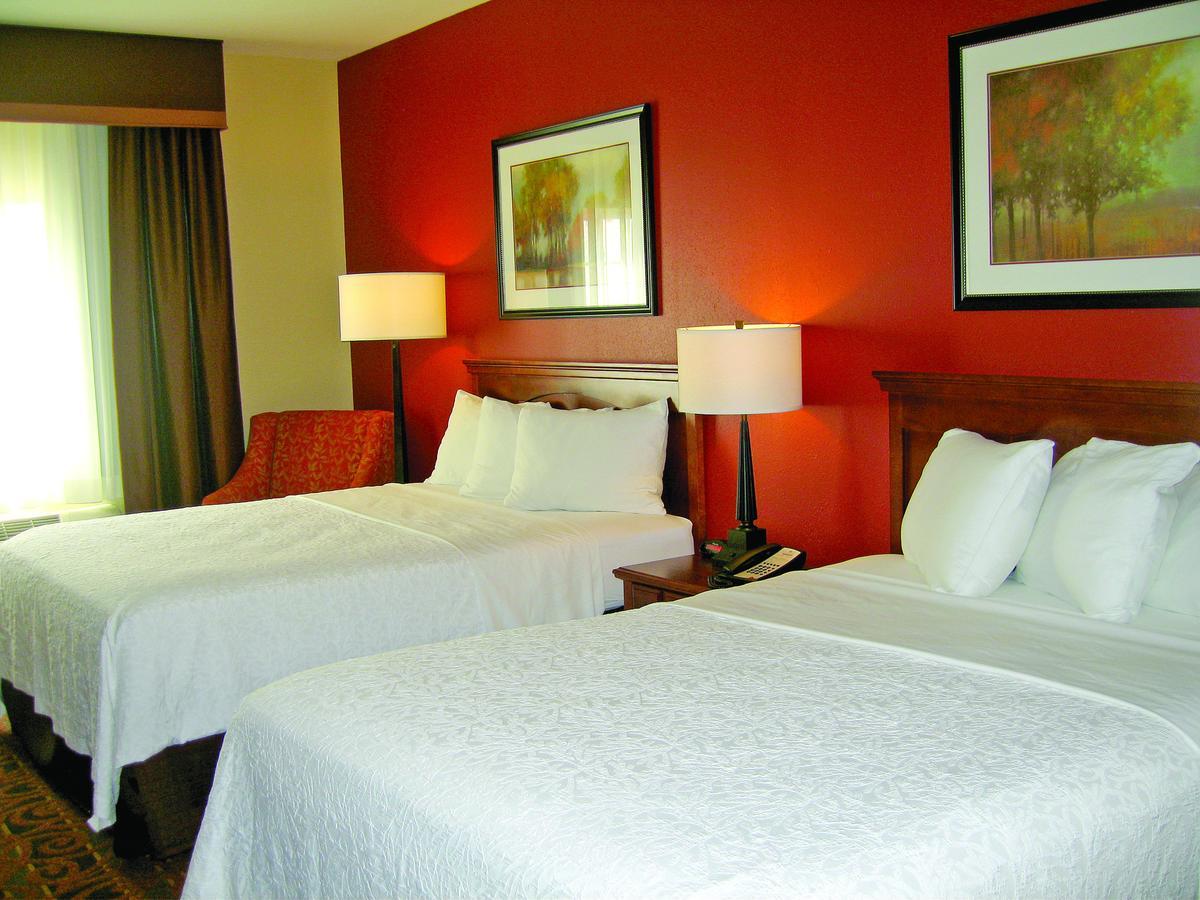 Savanna Inn & Suites エクステリア 写真