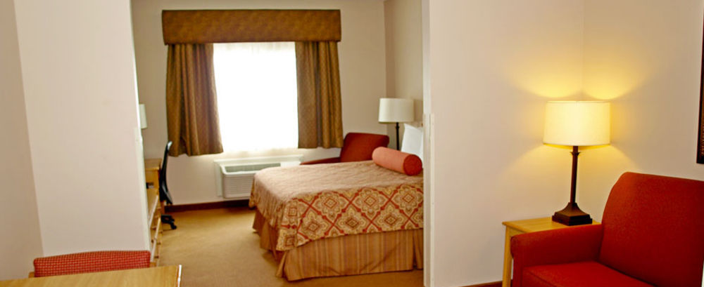 Savanna Inn & Suites エクステリア 写真